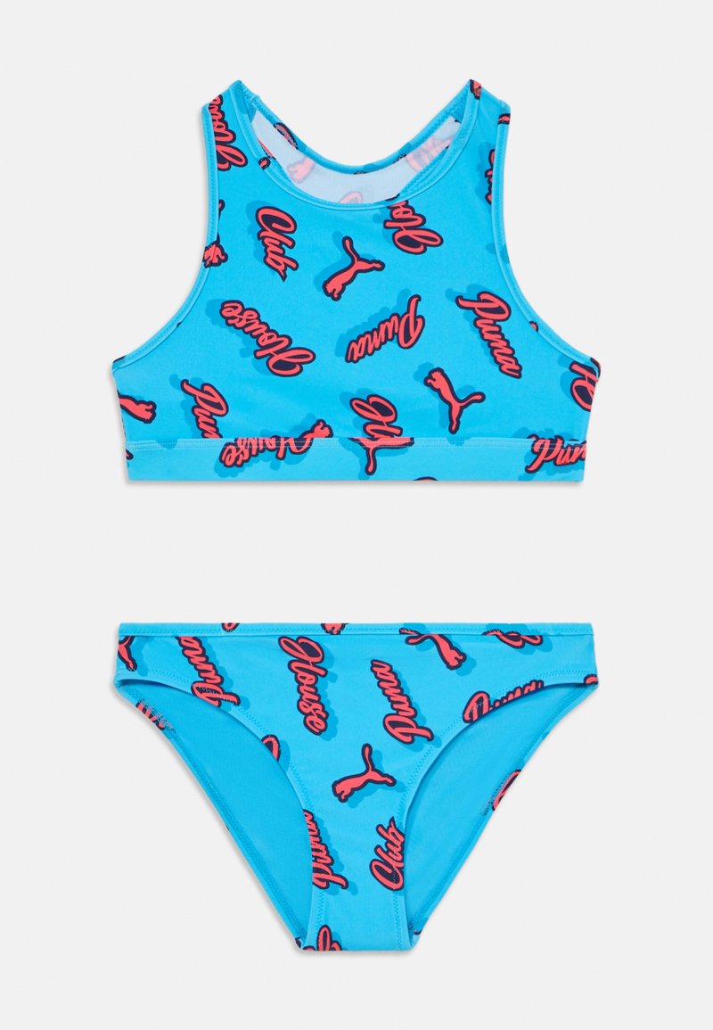 Svetlo modri bikini set, ki vključuje top v športnem slogu in ujemajoče se hlačke, oboje okrašeno z rdečimi in črnimi logotipi ter napisi.