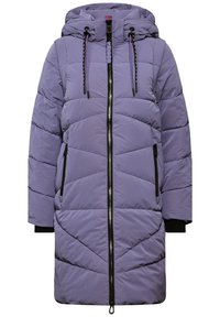 Chaqueta acolchada morada con capucha, con patrón de acolchado en forma de chevron, cierre frontal y dos bolsillos laterales. Acentos negros en los puños y los cierres.