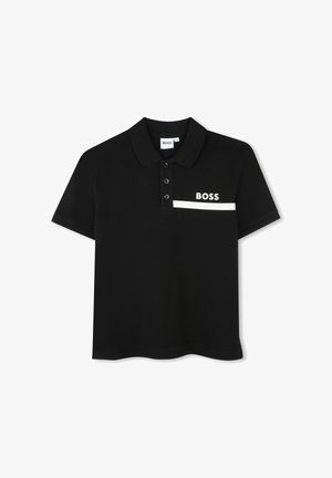 Zwart poloshirt met korte mouwen, drie knopen, witte horizontale streep en "BOSS"-tekst op de linkerborst.
