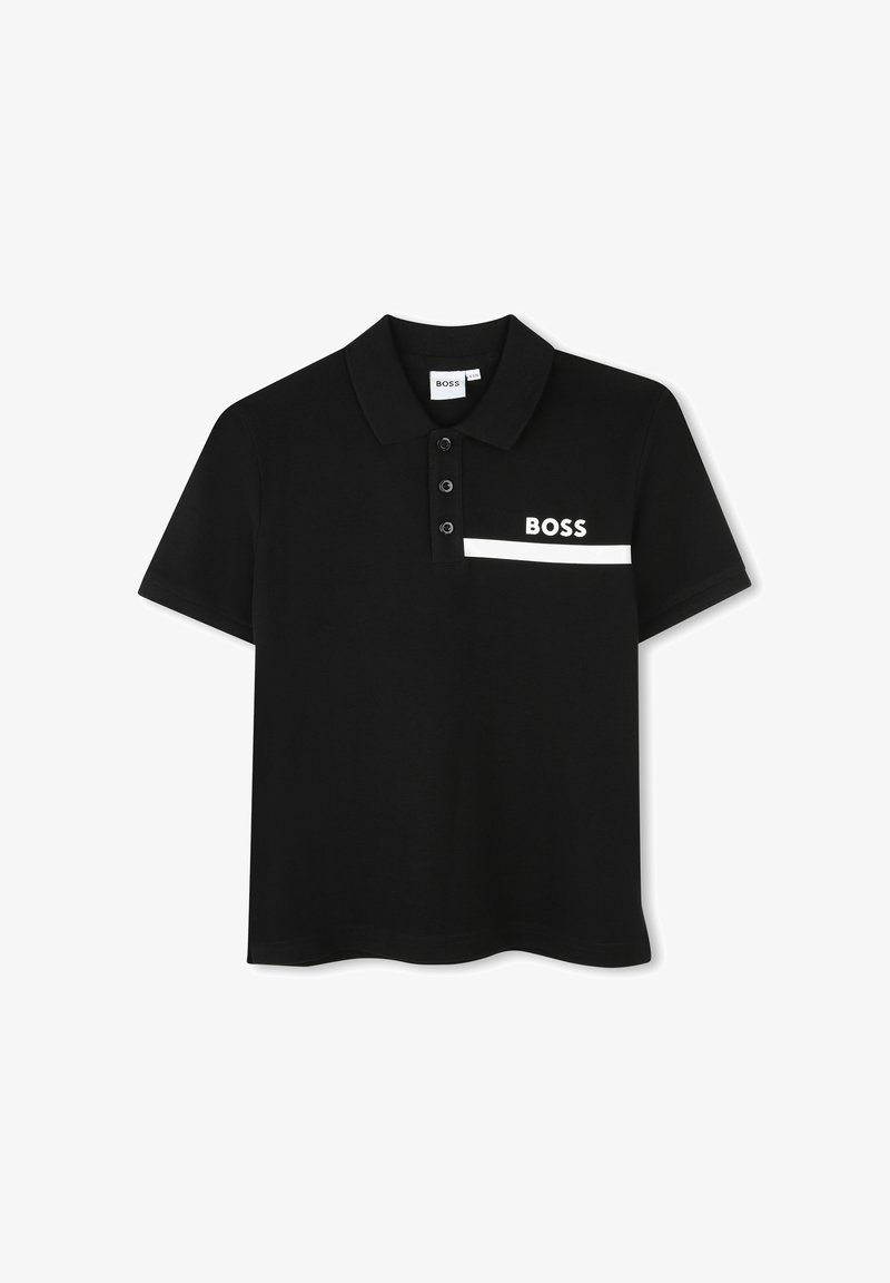 Polo noir à manches courtes avec trois boutons, rayure horizontale blanche et texte "BOSS" sur le côté gauche de la poitrine.