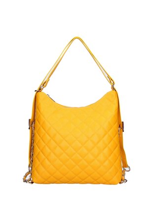 Borsa trapuntata gialla con doppi manici, uno in pelle e uno a catena, chiusura con cerniera nella parte superiore.