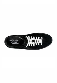 Sneaker in suede nero con lacci bianchi, caratterizzato da una soletta imbottita etichettata "SKECHERS Air-Cooled Arch Fit" e una forma elegante e arrotondata.