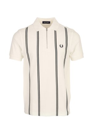 Witte polo met korte mouwen en zwarte verticale strepen, een ritssluiting aan de voorkant en een klein zwart lauwerkranslogo op de borst.