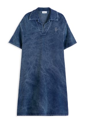 Kurzärmeliges, dunkelblaues Denimkleid mit Acid-Wash-Effekt, offenem Kragen und kleiner weißer Blumenstickerei auf der linken Brust.