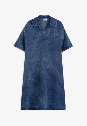 Vestito in denim a maniche corte, blu scuro effetto acid wash, con collo aperto e piccolo ricamo di fiori bianchi sul petto a sinistra.