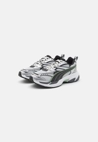 Puma MORPHIC - Tekaški copati za cesto - glacial gray/green fog
