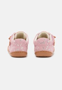 Rosa Wildlederschuhe mit einer strukturierten Oberfläche, die ein gemustertes Design mit silbernen Akzenten und eine Gummisohle für besseren Halt aufweisen.