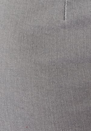 Tessuto grigio con una texture liscia e un motivo a trama diagonale, caratterizzato da sottili variazioni di tonalità e dettagli in filo finissimo.