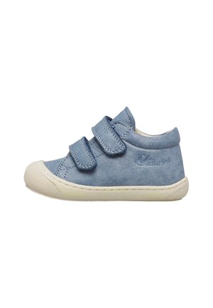 Scarpetta da bambino in pelle scamosciata blu con doppia chiusura a velcro e suola e puntale in gomma bianco sporco, logo laterale in rilievo.