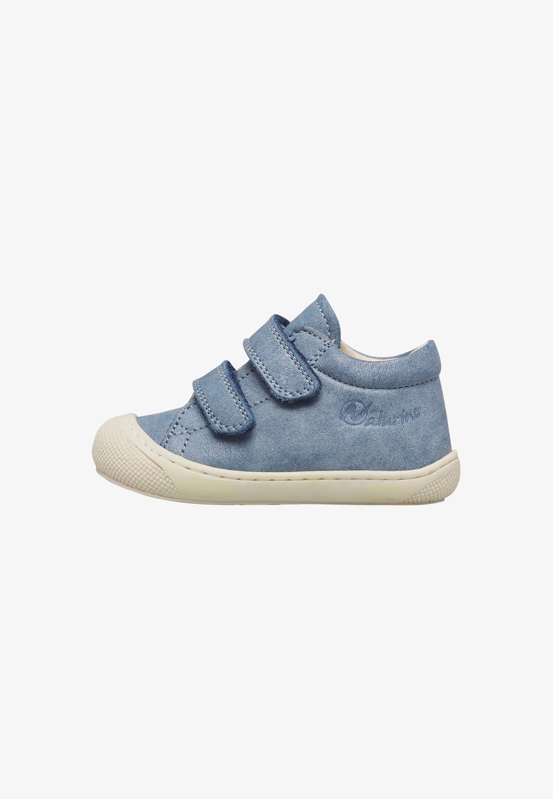 Zapato de gamuza azul para niño pequeño con dos correas de velcro y suela y puntera de goma color blanco roto, con logo en relieve en el lateral.