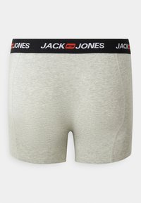 Grau Baumwoll-Boxershorts mit einem schwarzen Bund, der den Text "JACK & JONES" in Weiß und Rot trägt. Glatte Textur, figurbetonte Passform.