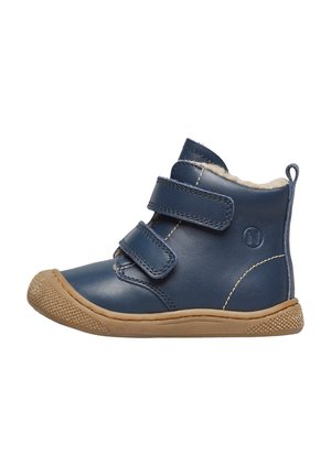 Stivale blu navy in pelle per bambini con due cinturini in Velcro, interno in pile beige e suola in gomma leggera marrone chiaro con texture.