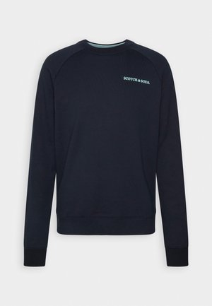 Marineblauer Pullover mit Rundhalsausschnitt, gerippten Bündchen und Saum. Verfügt über ein dezentes "SCOTCH & SODA"-Logo in Hellblau auf der Brust.