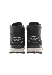 Schwarze High-Top-Sneaker mit einem Obermaterial aus Stoff, Gummisohle und weißen Akzenten. Mit Logo auf der Rückseite und gepolstertem Schaftrand für zusätzlichen Komfort.