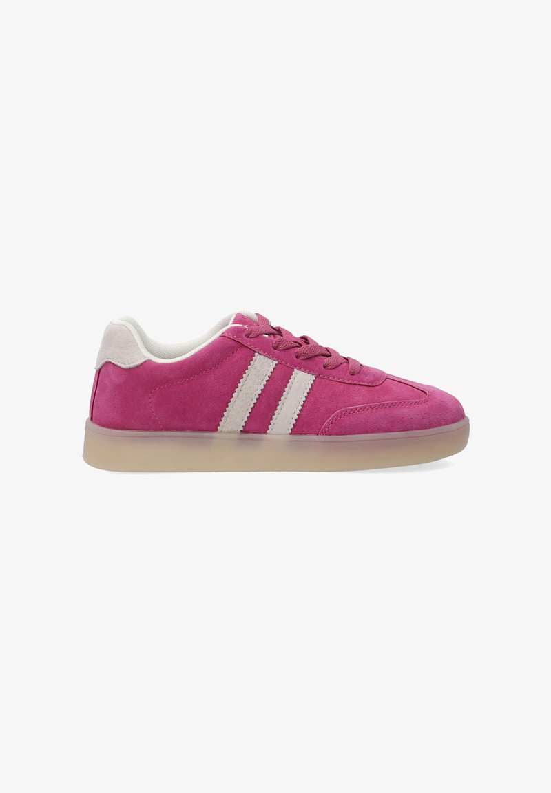 Roze suede sneaker met witte gestreepte accenten, ronde neus, vetersluiting, zachte voering en een doorschijnende rubberen zool.