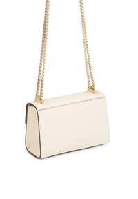 Κρέμα δερμάτινη τσάντα με ορθογώνιο σχήμα, χρυσές αλυσίδες και αντίθετες σκούρες λεπτομέρειες. Λείο υλικό, μινιμαλιστικός σχεδιασμός.