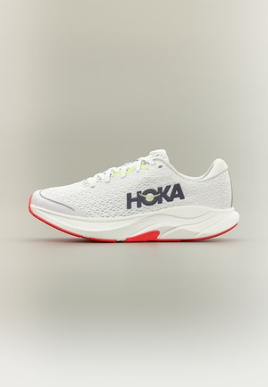 Scarpa da corsa HOKA bianca con tomaia in mesh, suola spessa, dettagli rossi sulla suola esterna e logo sul lato, vista laterale.