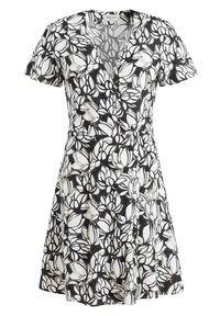 Robe portefeuille à fleurs avec manches courtes, présentant un motif noir et blanc de fleurs superposées et un décolleté en V. Fabriquée en tissu léger.