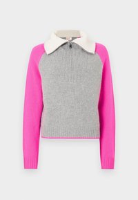 Pull en color-block gris et rose avec col montant, texture côtelée au col et à l'ourlet, présentant une fermeture éclair frontale demi-longueur.