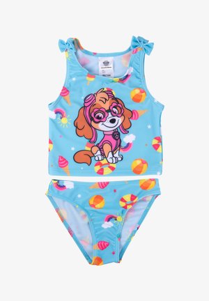 Blauer Zweiteiler-Badeanzug mit cartoonhaftem Hund, der pinke Schwimmbrille trägt, verziert mit Regenbögen, Eiscreme-Kegeln, Strandbällen und Sternen.