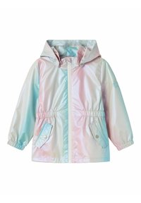 Veste de pluie irisée rose clair et bleue avec capuche, taille élastique, fermeture éclair devant et deux poches à rabat avec bouton-pression. Texture lisse et brillante.