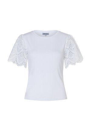 Witte geribde korte mouw top met ronde halslijn en opgestikte mouwen van oogjeskant met gegolfde randen.