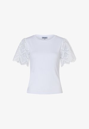 Witte geribde korte mouw top met ronde halslijn en opgestikte mouwen van oogjeskant met gegolfde randen.