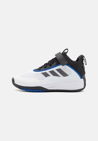 Scarpa da ginnastica bianca e nera con accenti blu, parte superiore in rete e suola in gomma. Presenta una chiusura con velcro e motivi texture lungo i lati.