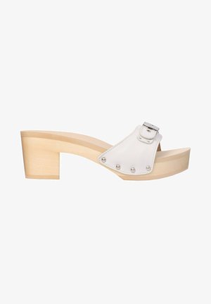 Sandale plateforme blanche avec une large sangle, boucle en argent et clous décoratifs. Présente un talon en bois clair.