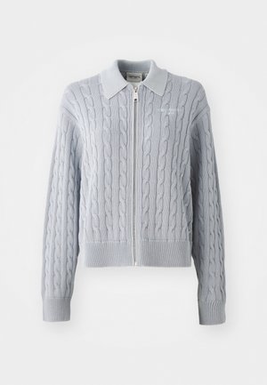 Cardigan bleu en maille torsadée avec une fermeture éclair, un col, des poignets et un ourlet côtelés. Présente un motif texturé avec une finition lisse.
