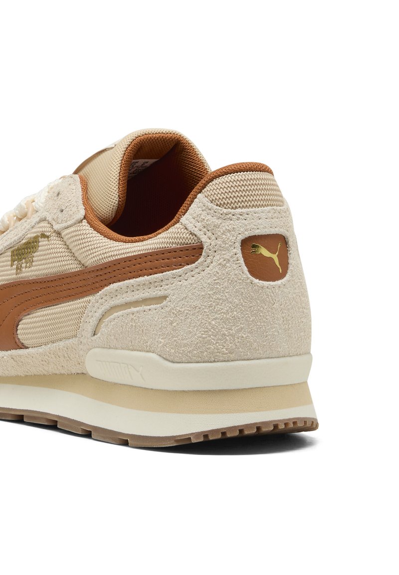 Cremefarbene Wildleder-Sneaker mit braunen Lederakzenten. Verfügt über einen strukturierten Körper, eine gepolsterte Zunge, goldene Logo-Details und eine Gummisohle mit Profil.