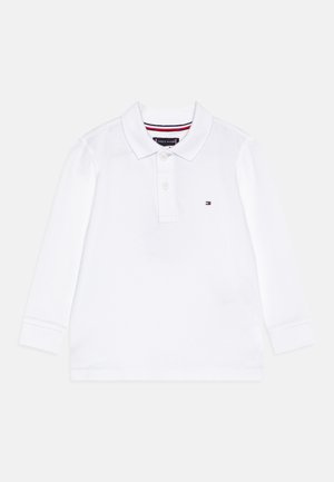 Polo a maniche lunghe bianco in cotone, con colletto classico, patta con tre bottoni e un piccolo logo sul petto.