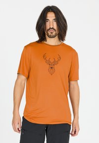 Kortärmad orange t-shirt i smidigt tyg, med en svart geometrisk hjorthuvudgrafik på framsidan. Enkelt bakdesign.