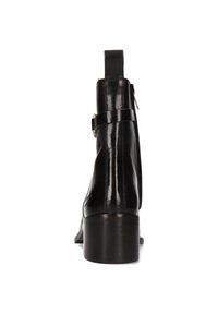 Botas de cuero negras hasta el tobillo con un acabado brillante, cremallera lateral y un tacón bajo tipo bloque. Disponen de una correa estrecha con una hebilla dorada redonda.