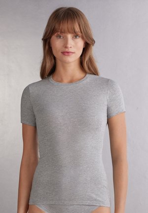 Grijze t-shirt met korte mouwen van zacht, textuur stof met een ronde hals en een aansluitende pasvorm. Geen patronen of accentdetails zichtbaar.