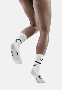 CEP THE RUN COMPRESSION SOCKS MID CUT WOMEN - MADE IN GERMANY - Sports socks - white