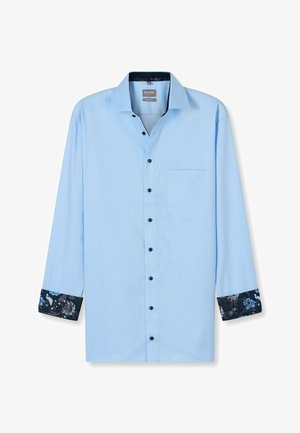 Lichtblauwe blouse met lange mouwen en een knoopsluiting aan de voorkant, zwarte knopen en een donkergekleurde patroon bij de manchetten. Bevat een borstzak en heeft een zachte textuur.