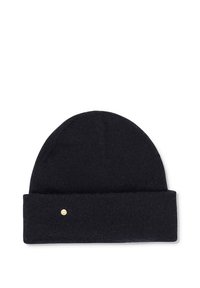 Zwarte wollen beanie met een omgevouwen rand en een klein gouden accentdetail aan de zijkant. Zachte textuur, afgeronde vorm en minimalistisch design.