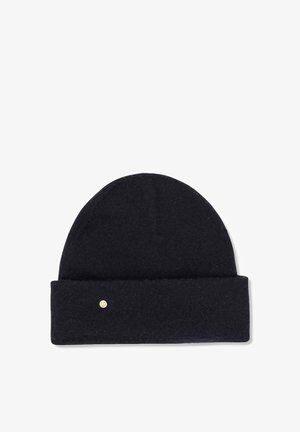 Zwarte wollen beanie met een omgevouwen rand en een klein gouden accentdetail aan de zijkant. Zachte textuur, afgeronde vorm en minimalistisch design.