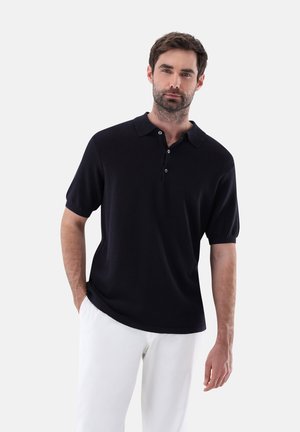 Navyblaues Polohemd aus weichem Stoff, mit Kragen, kurzen Ärmeln, einer Knopfleiste mit drei Knöpfen und einer lockeren Passform.