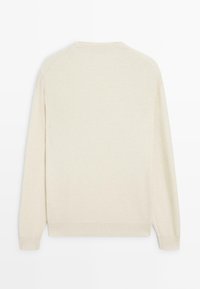 Maglione lavorato a maglia color crema con motivo testurizzato, scollo rotondo e polsini a coste. Maniche lunghe e vestibilità rilassata. Visuale posteriore mostrata.