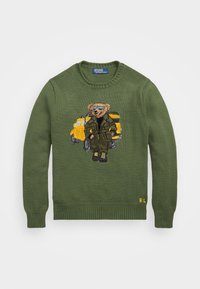 Maglione a maglia verde oliva con un design di orso in abbigliamento militare e occhiali da sole, con uno sfondo di veicolo giallo e le iniziali ricamate "R.L."