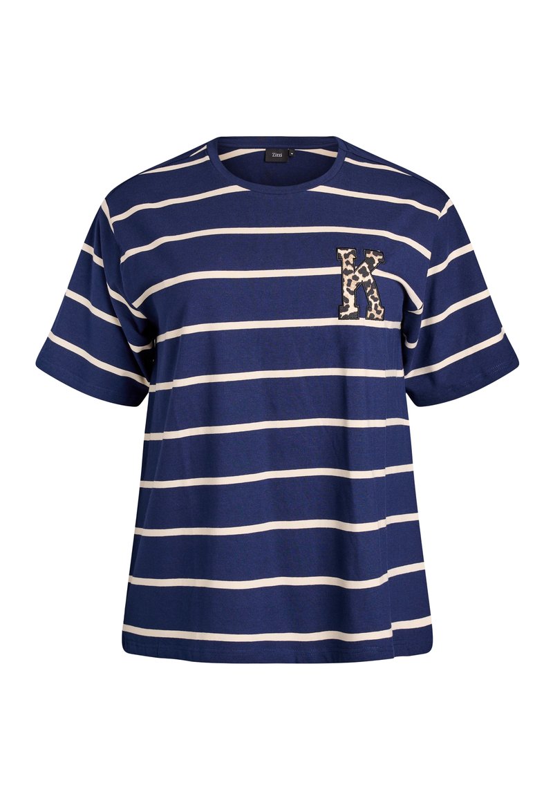 Tamsiai mėlyna marškinėlių su baltomis horizontaliomis juostelėmis, trumpomis rankovėmis ir leopardų rašto aplikacija „K“ kairėje krūtinės pusėje.
