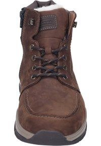 Botín de cuero marrón hasta el tobillo con cordones y cremallera lateral, que presenta un acabado texturizado, un cuello acolchado y suela de goma.