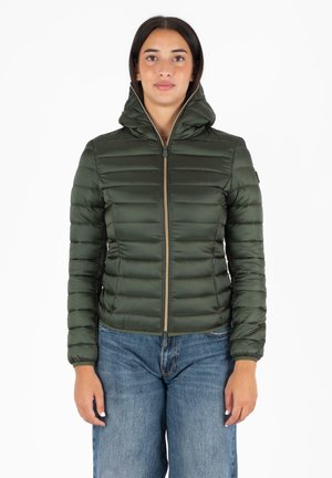 Groene pufferjack met een hoge kraag, rits aan de voorkant en een gestikt ontwerp. Draagt met blauwe wijde jeans. Soepele, glanzende textuur.
