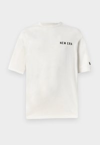 Hvid bomulds T-shirt med korte ærmer, rund hals, der har "NEW ERA" trykt i sort på venstre bryst. Blødt stof, afslappet pasform.