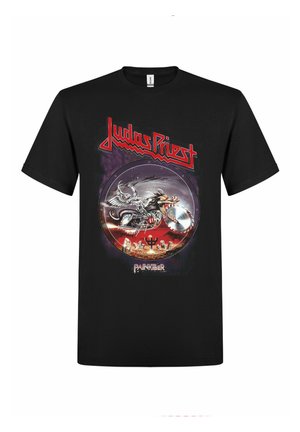 Czarny T-shirt z czerwonym napisem "Judas Priest" ponad skrzydlatym, metalicznym smokiem ziejącym ogniem nad panoramą miasta, z napisem "Painkiller" poniżej.