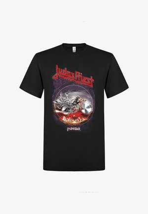 Czarny T-shirt z czerwonym napisem "Judas Priest" ponad skrzydlatym, metalicznym smokiem ziejącym ogniem nad panoramą miasta, z napisem "Painkiller" poniżej.