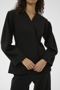 Svart strukturerad blazer med långa ärmar, djup V-ringning, sidfickor och rena linjer. Materialet ser slätt och skräddarsytt ut.