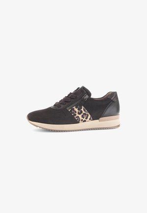 Zwarte suède sneaker met luipaardprint zijpaneel, decoratieve ritssluiting en beige zool, gezien vanaf de buitenkant.